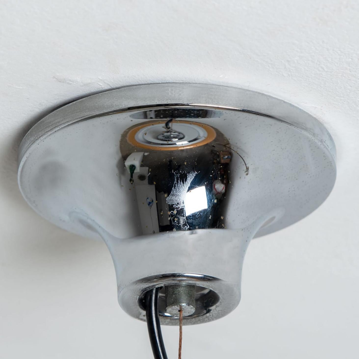 1 dei 2 lampadari a sospensione marrone arancio cromo di Harvey Guzzini, anni '70 in vendita 3