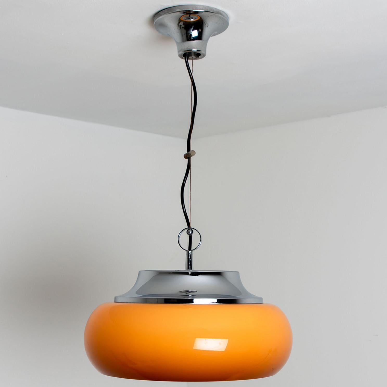 1 des 2 lampes à suspension chromées marron et orange de Harvey Guzzini, 1970 en vente 4