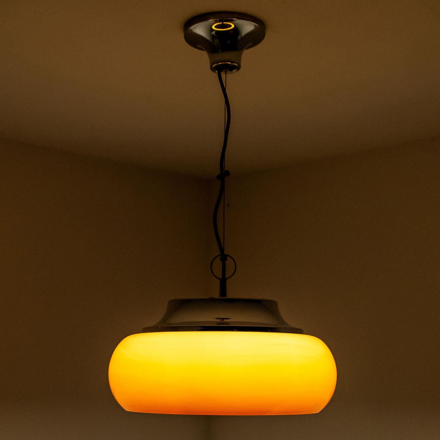 1 des 2 lampes à suspension chromées marron et orange de Harvey Guzzini, 1970 en vente 5