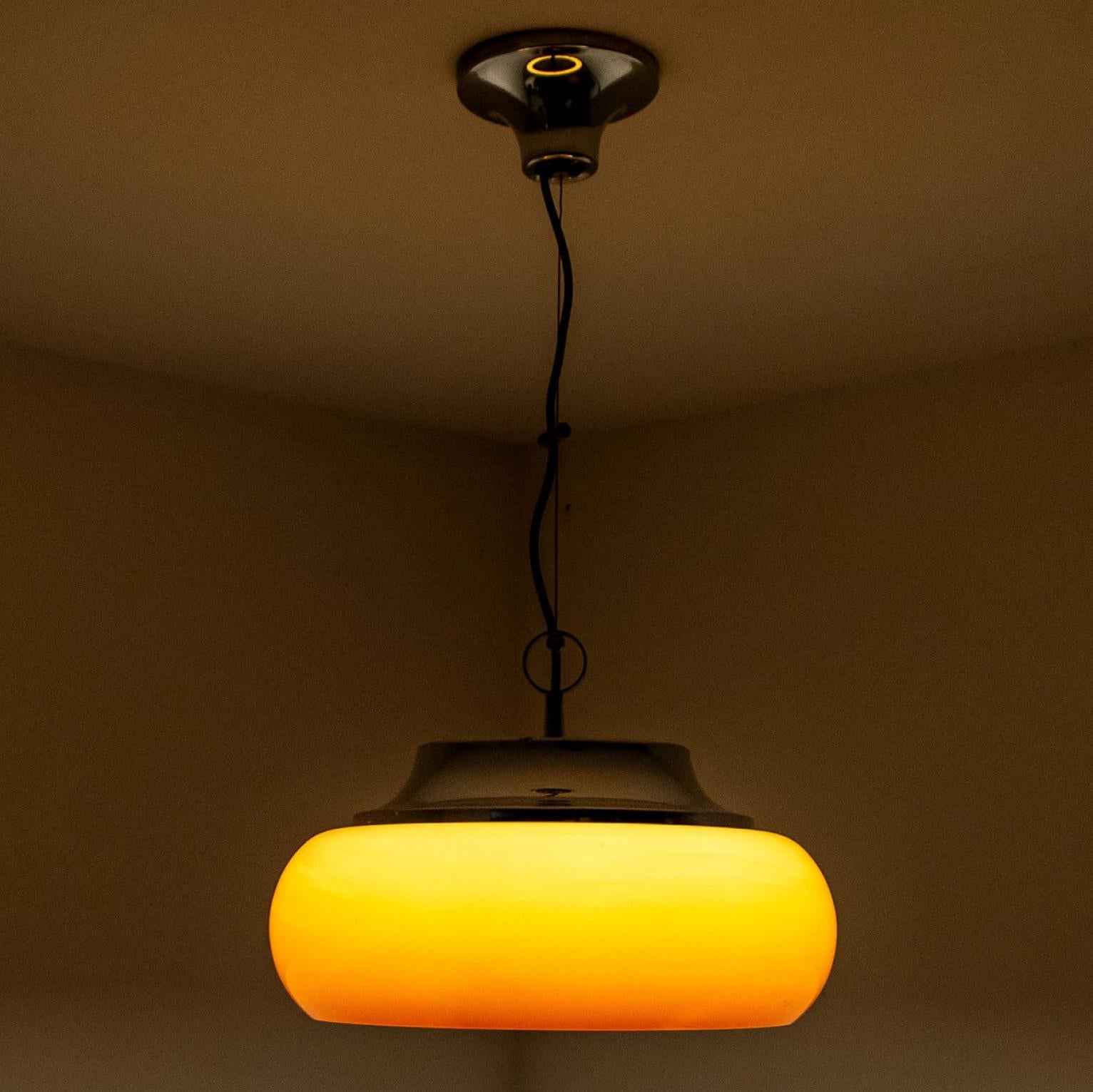 1 dei 2 lampadari a sospensione marrone arancio cromo di Harvey Guzzini, anni '70 in vendita 5