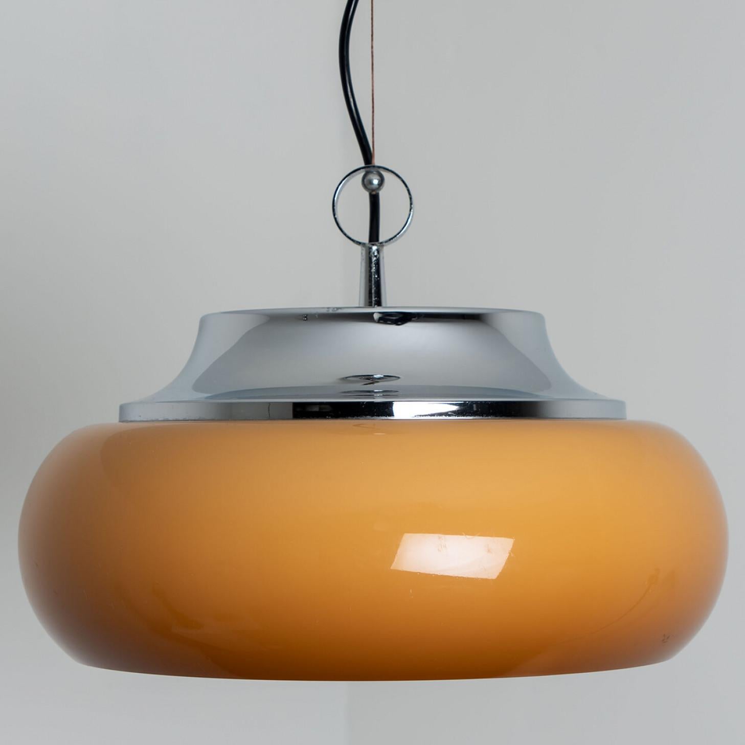 1 des 2 lampes à suspension chromées marron et orange de Harvey Guzzini, 1970 en vente 7