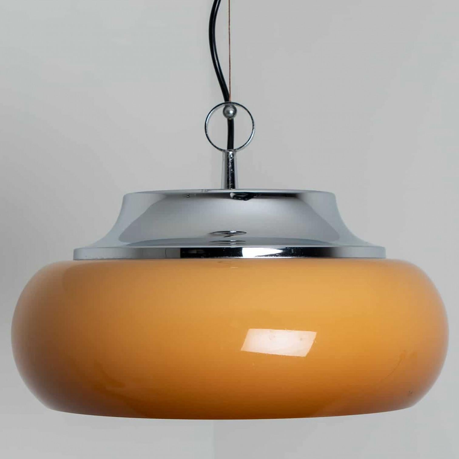 Mid-Century moderno 1 dei 2 lampadari a sospensione marrone arancio cromo di Harvey Guzzini, anni '70 in vendita