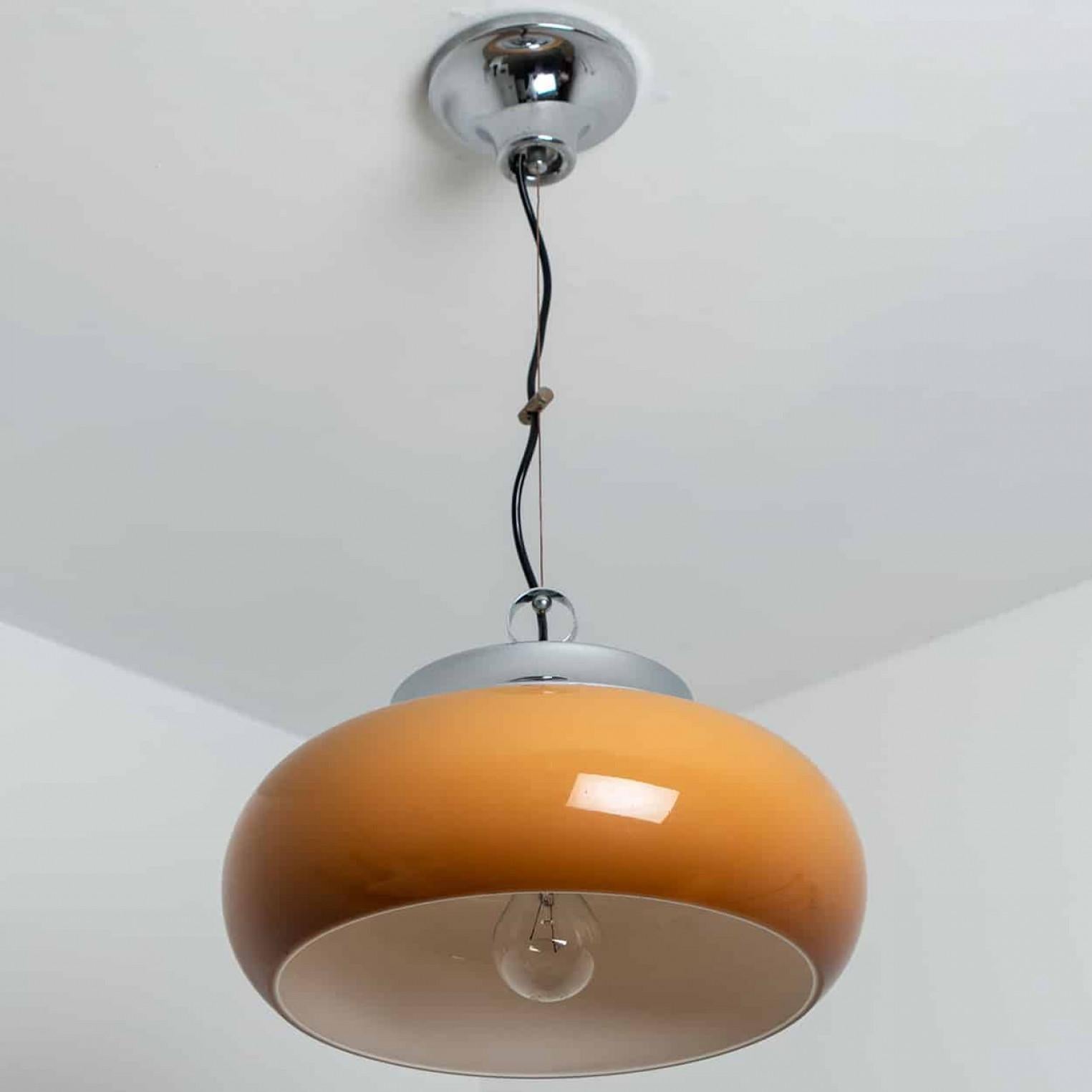 Italiano 1 dei 2 lampadari a sospensione marrone arancio cromo di Harvey Guzzini, anni '70 in vendita