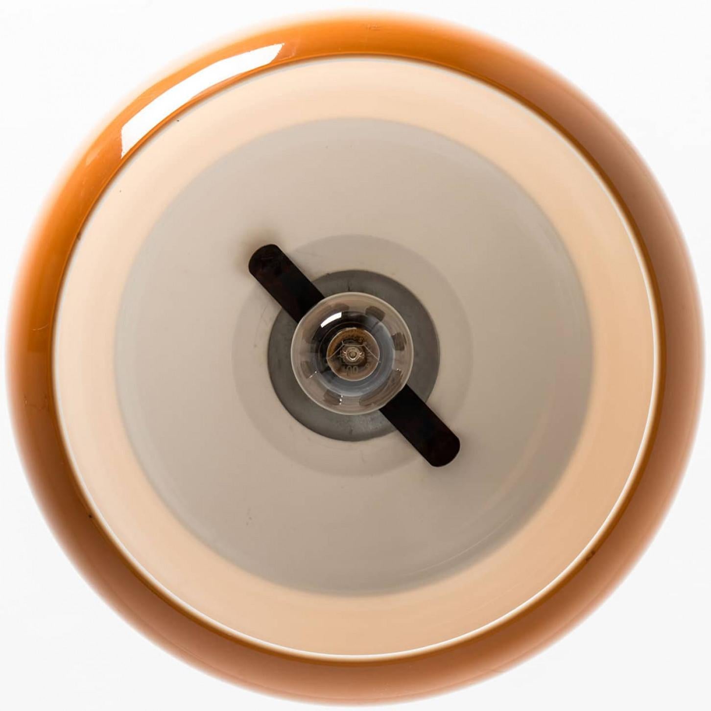 Altro 1 dei 2 lampadari a sospensione marrone arancio cromo di Harvey Guzzini, anni '70 in vendita