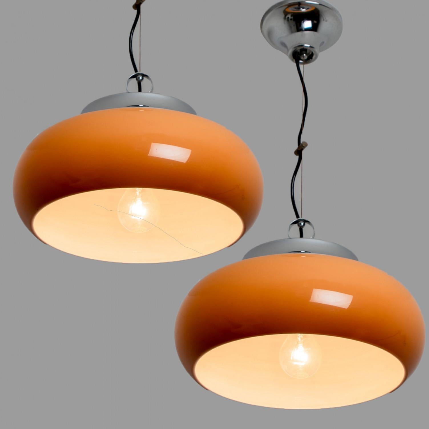 1 des 2 lampes à suspension chromées marron et orange de Harvey Guzzini, 1970 Bon état - En vente à Rijssen, NL