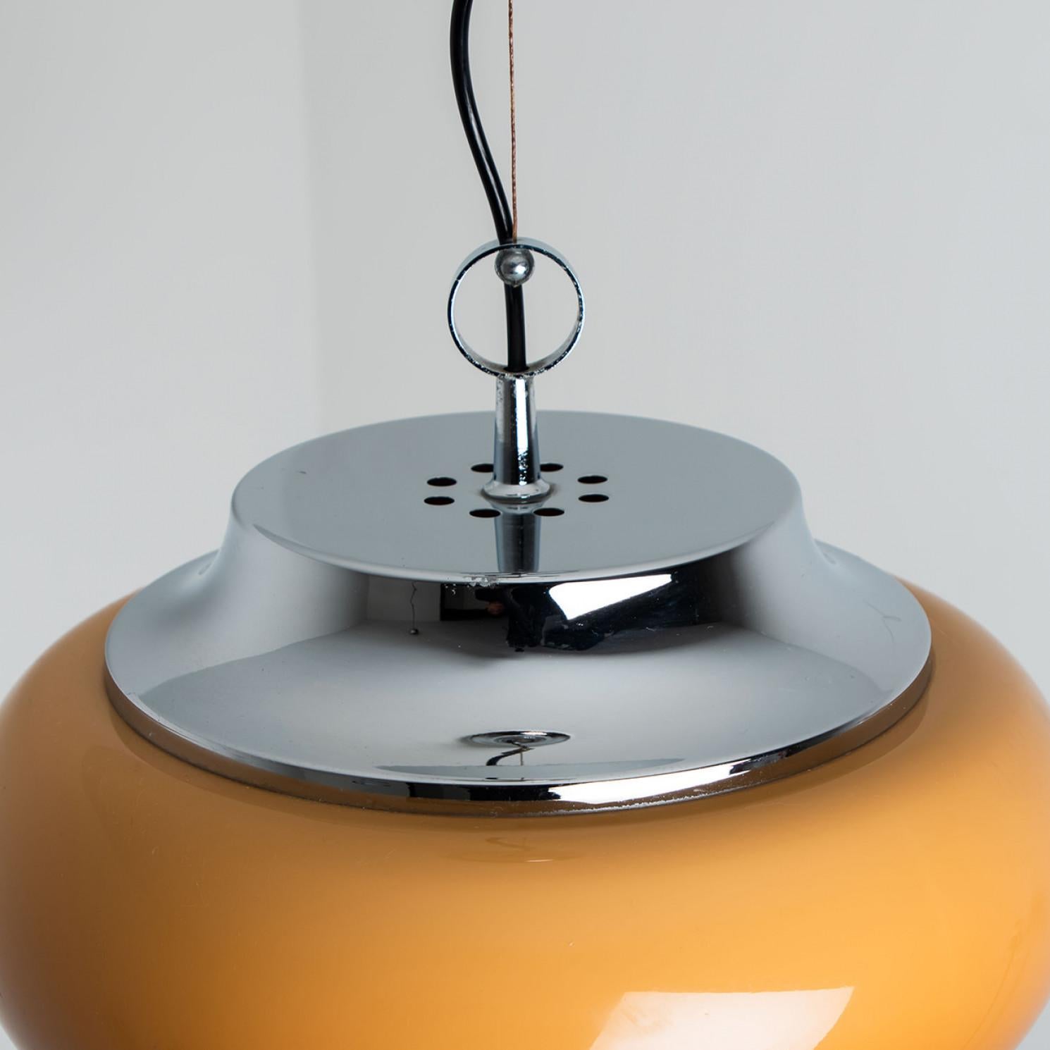Fin du 20e siècle 1 des 2 lampes à suspension chromées marron et orange de Harvey Guzzini, 1970 en vente