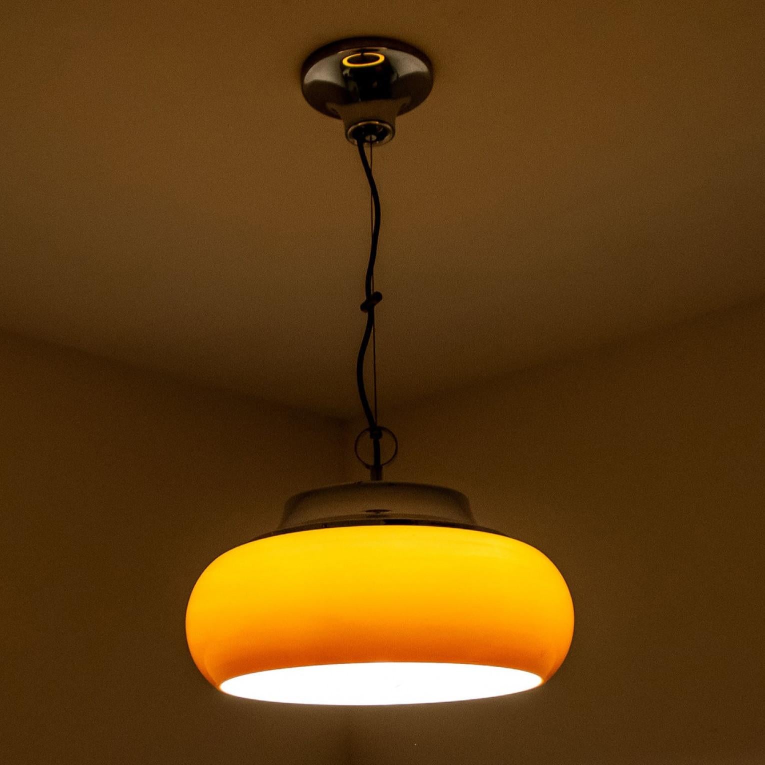 Cromo 1 dei 2 lampadari a sospensione marrone arancio cromo di Harvey Guzzini, anni '70 in vendita