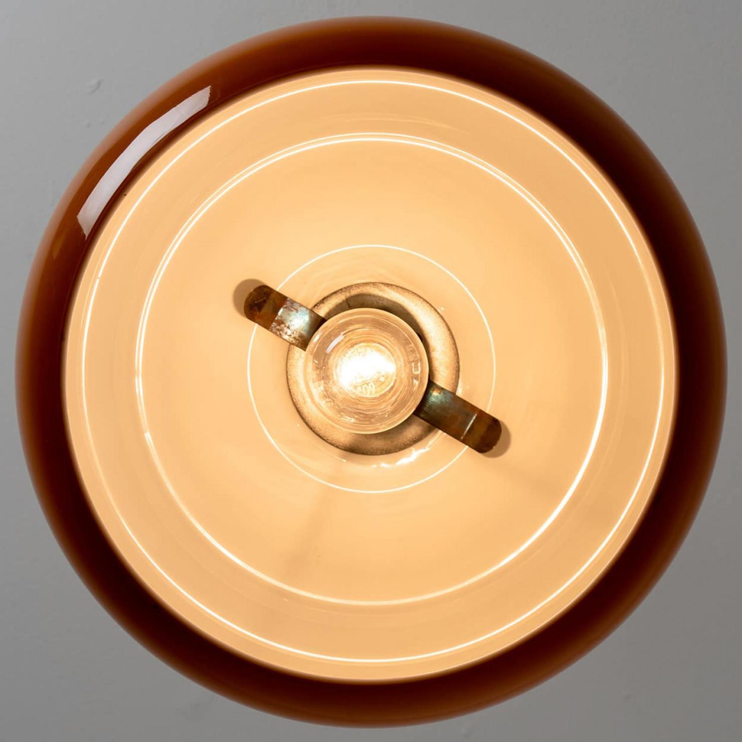 1 dei 2 lampadari a sospensione marrone arancio cromo di Harvey Guzzini, anni '70 in vendita 1