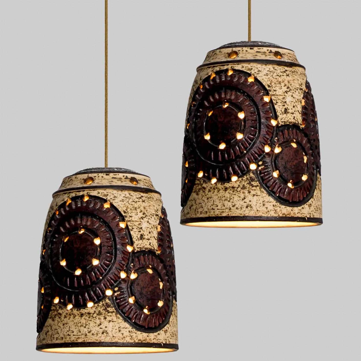 1 of the 2 Burgundy Beige Ceramic Pendants, Denmark, 1960s Danés en venta