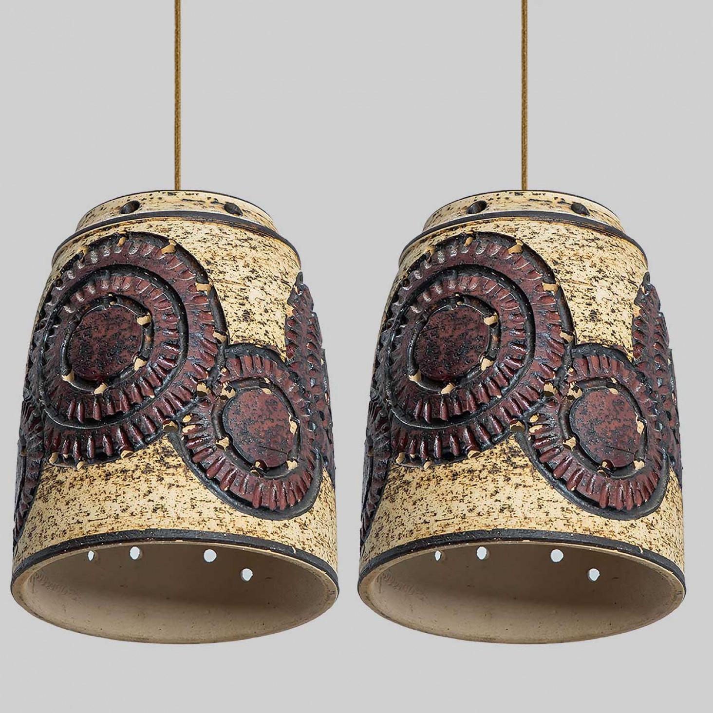 1 of the 2 Burgundy Beige Ceramic Pendants, Denmark, 1960s en Bueno estado para la venta en Rijssen, NL