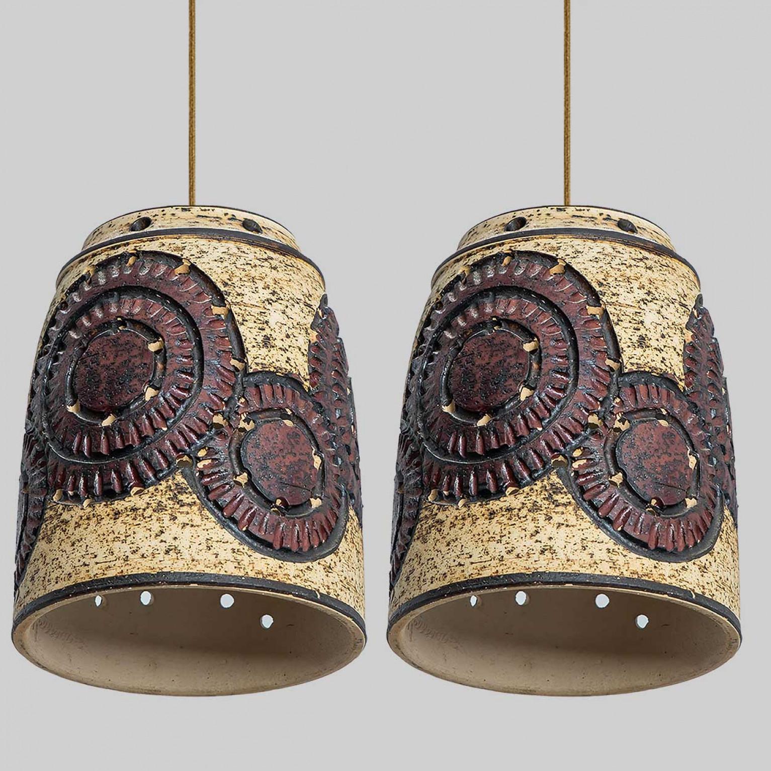 1 des 2 pendentifs en céramique beige bourgogne, Danemark, années 1960 Bon état - En vente à Rijssen, NL