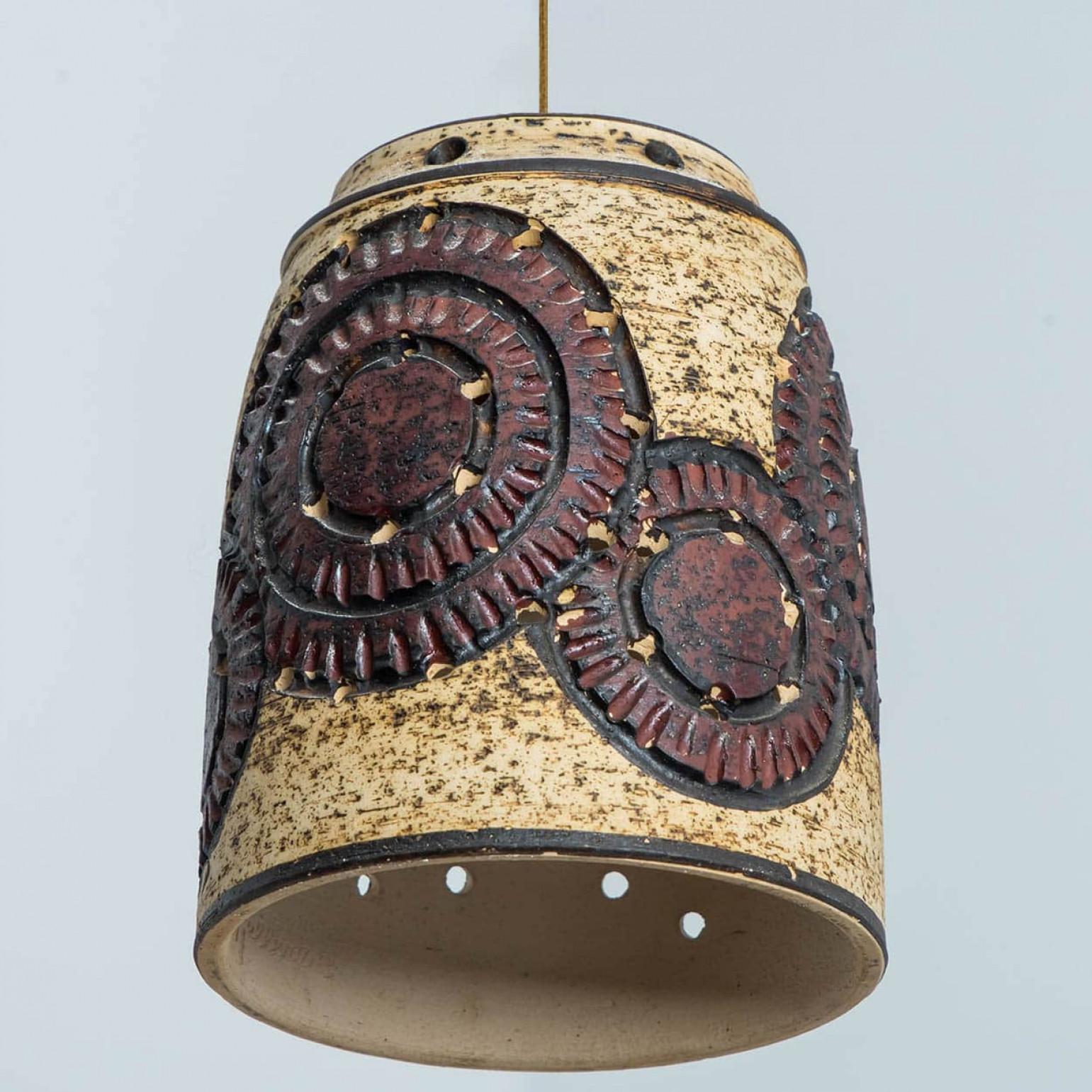 1 of the 2 Burgundy Beige Ceramic Pendants, Denmark, 1960s Cerámico en venta
