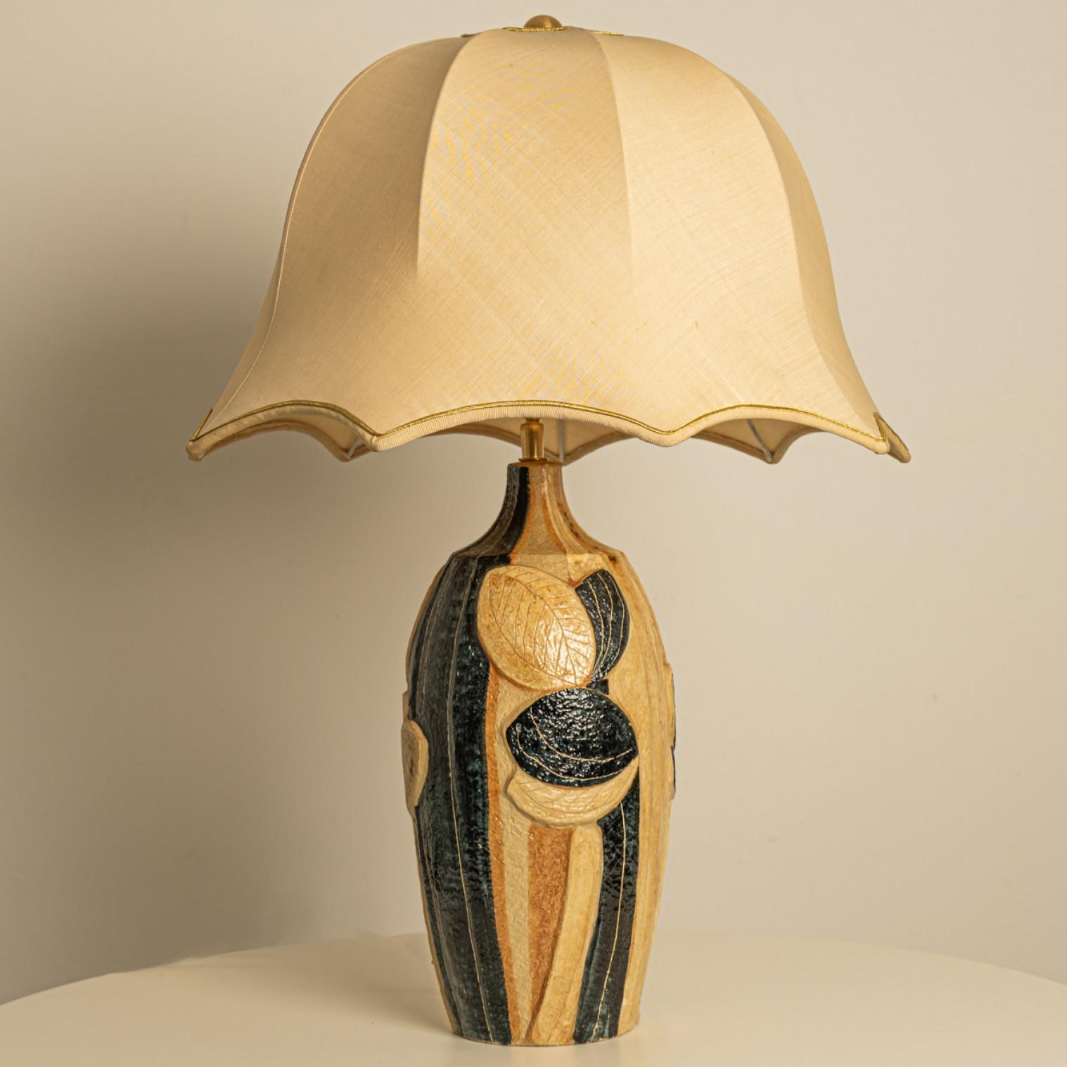 1 der 2 Keramik-Tischlampen von Noomi Backhausen für Soholm, Seidenschirm mit Seidenschirm, 1960 im Angebot 3