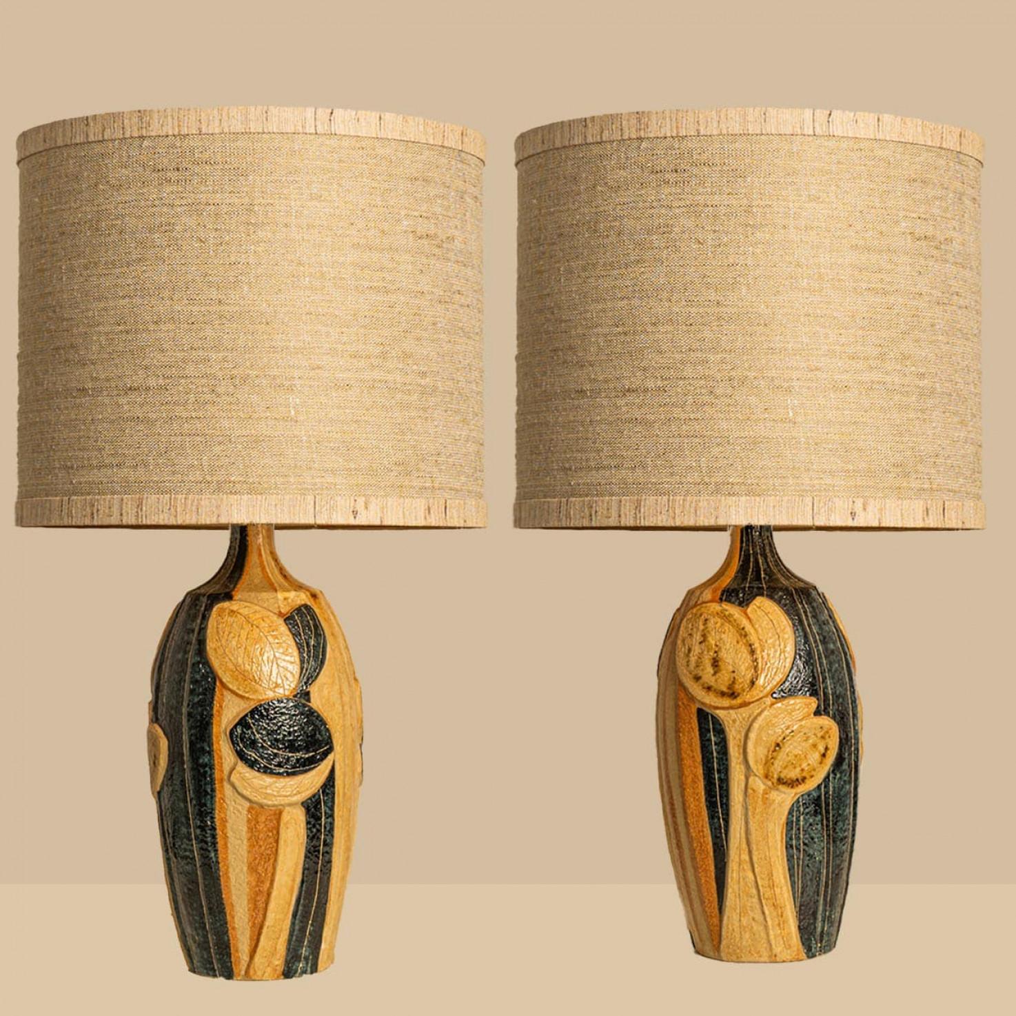 Magnifique lampe de table en céramique de Noomi Backhausen pour Soholm Pottery, Danemark, années 1960. Combiné avec un abat-jour en soie fait sur mesure par René Houben.

Les couleurs chaudes de la céramique et l'abat-jour fait sur mesure se