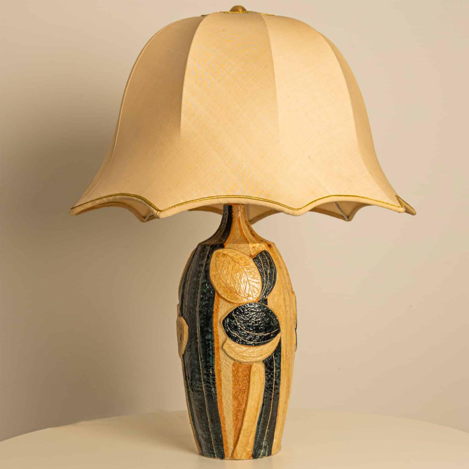1 der 2 Keramik-Tischlampen von Noomi Backhausen für Soholm, Seidenschirm mit Seidenschirm, 1960 (Brutalismus) im Angebot