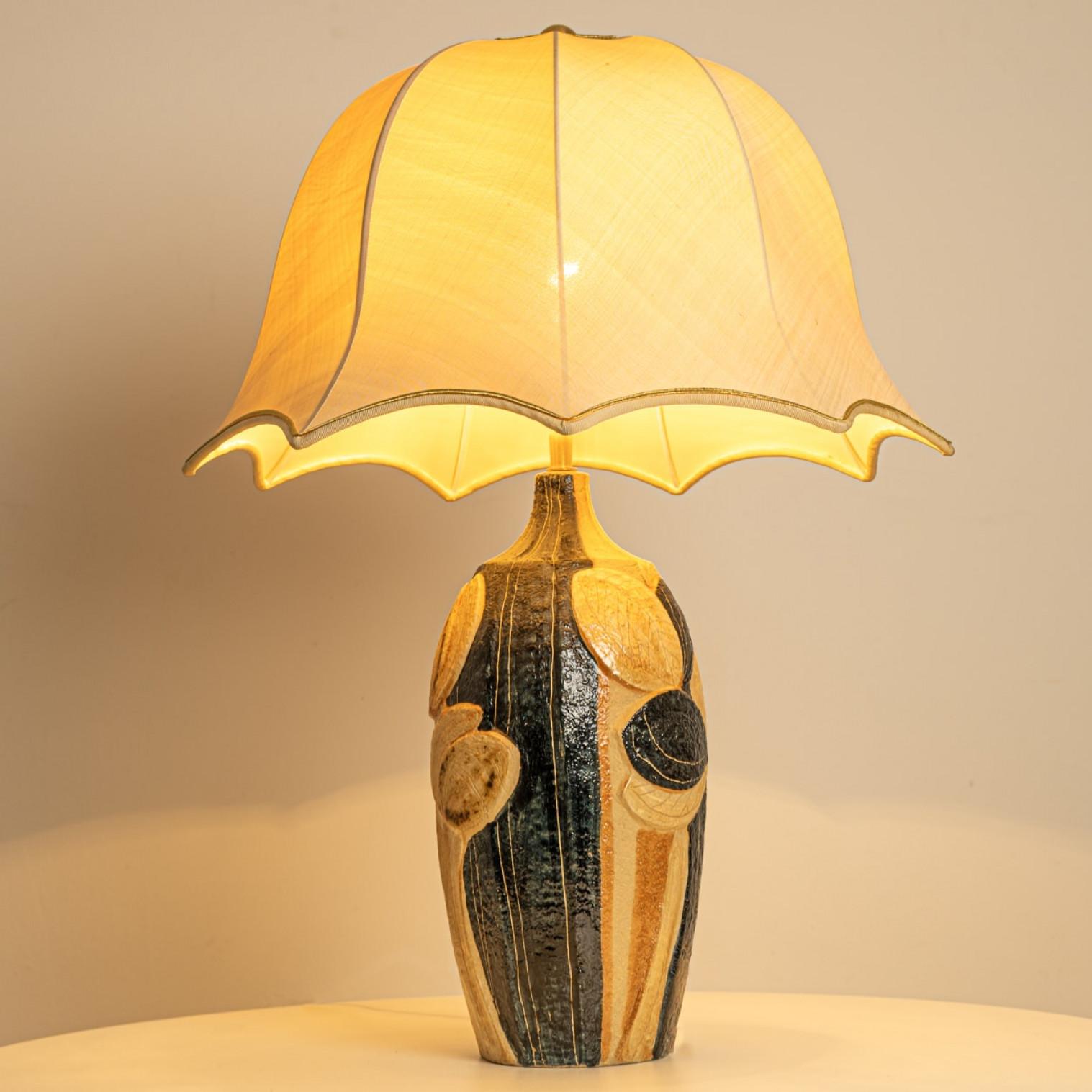 1 der 2 Keramik-Tischlampen von Noomi Backhausen für Soholm, Seidenschirm mit Seidenschirm, 1960 (Dänisch) im Angebot