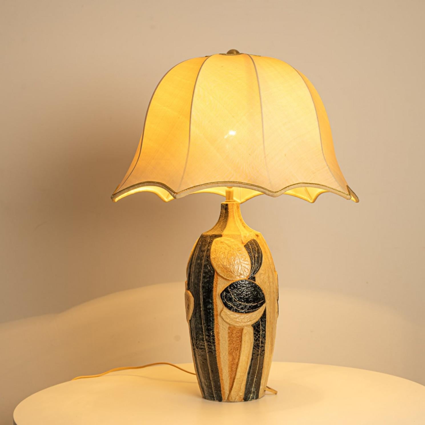 1 der 2 Keramik-Tischlampen von Noomi Backhausen für Soholm, Seidenschirm mit Seidenschirm, 1960 (Mitte des 20. Jahrhunderts) im Angebot