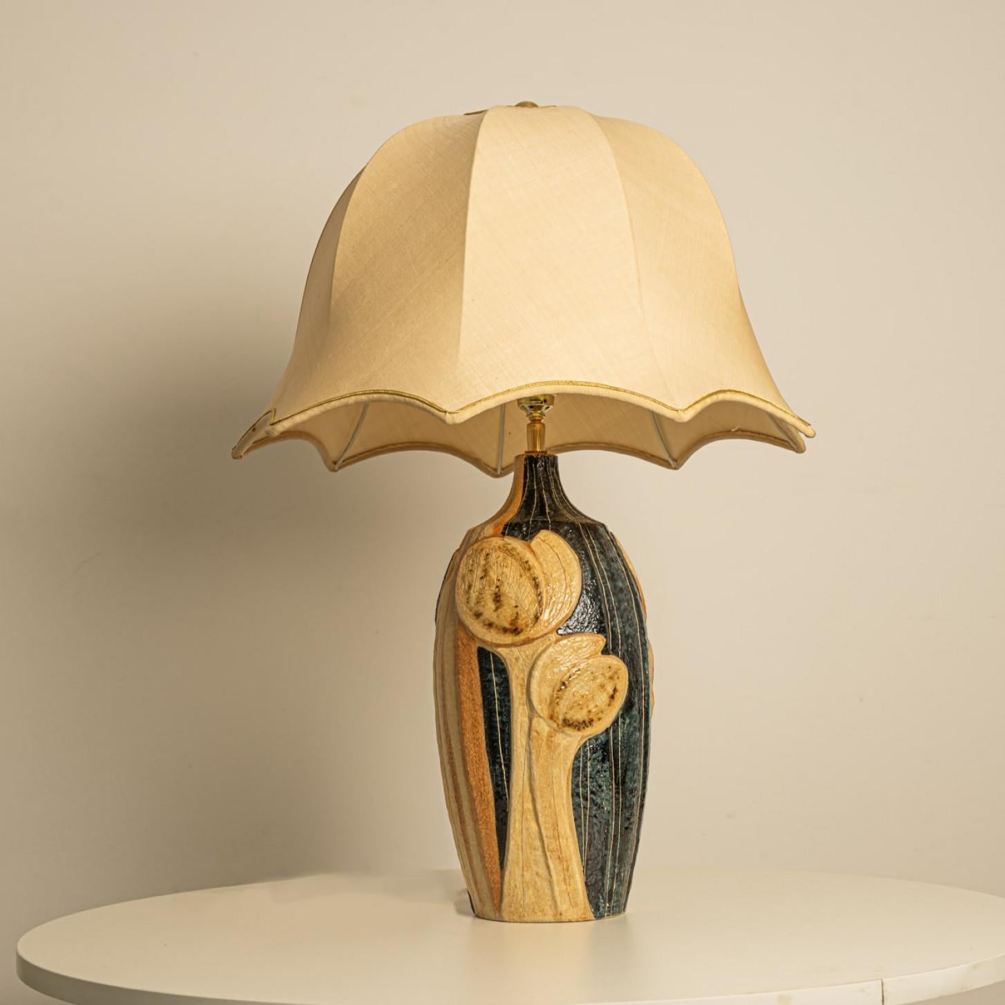 1 der 2 Keramik-Tischlampen von Noomi Backhausen für Soholm, Seidenschirm mit Seidenschirm, 1960 im Angebot 1