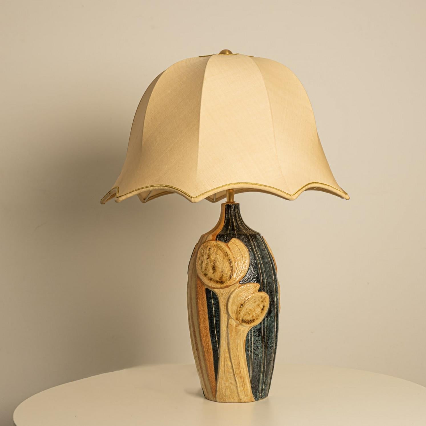 1 der 2 Keramik-Tischlampen von Noomi Backhausen für Soholm, Seidenschirm mit Seidenschirm, 1960 im Angebot 2