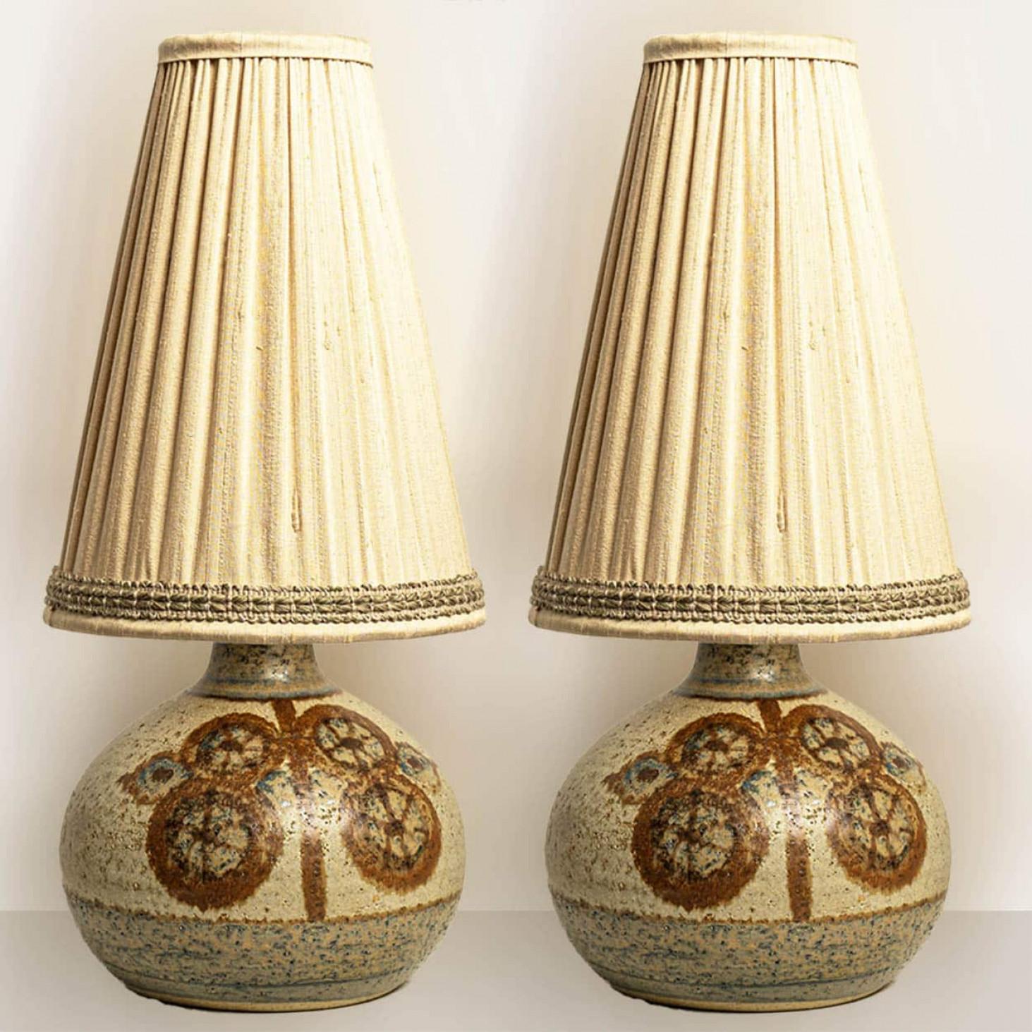 1 des 2 belles lampes de table en céramique de Noomi Backhausen pour Soholm, Danemark années 1960. Combiné avec un abat-jour personnalisé.

Les céramiques vertes et brunes et l'abat-jour sur mesure se complètent très bien, l'abat-jour et le socle