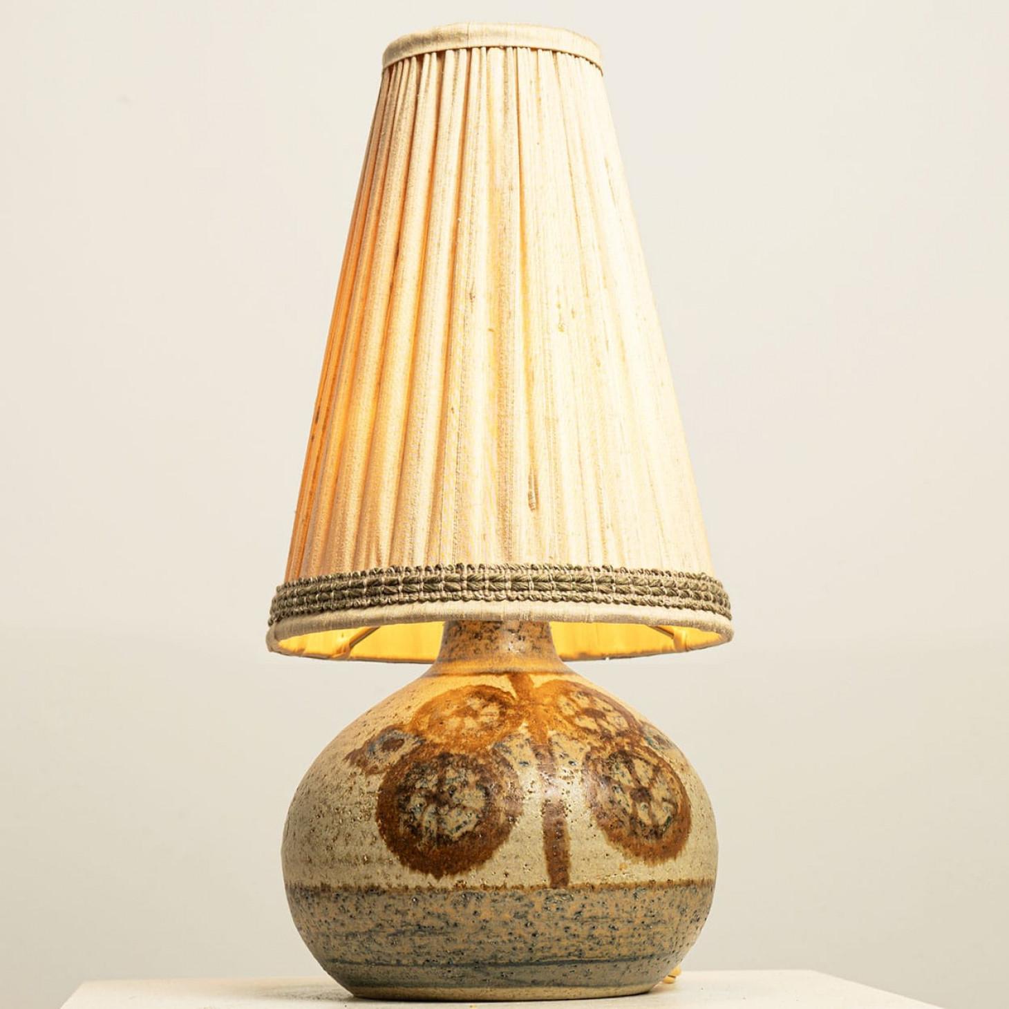 1 des 2 lampes de table en céramique de Noomi Backhausen pour Soholm, Danemark, années 1970 Bon état - En vente à Rijssen, NL