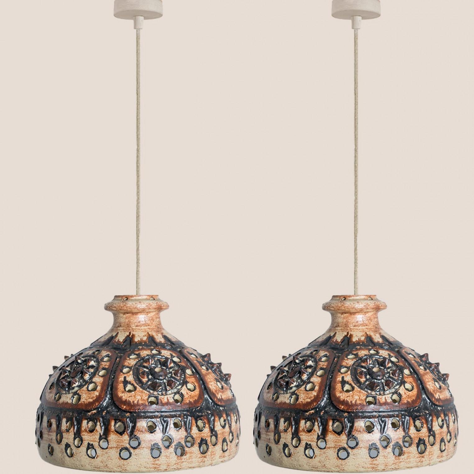 1 des 2 pendentifs à trous en céramique beige brun chocolat, Danemark 1960 en vente 2