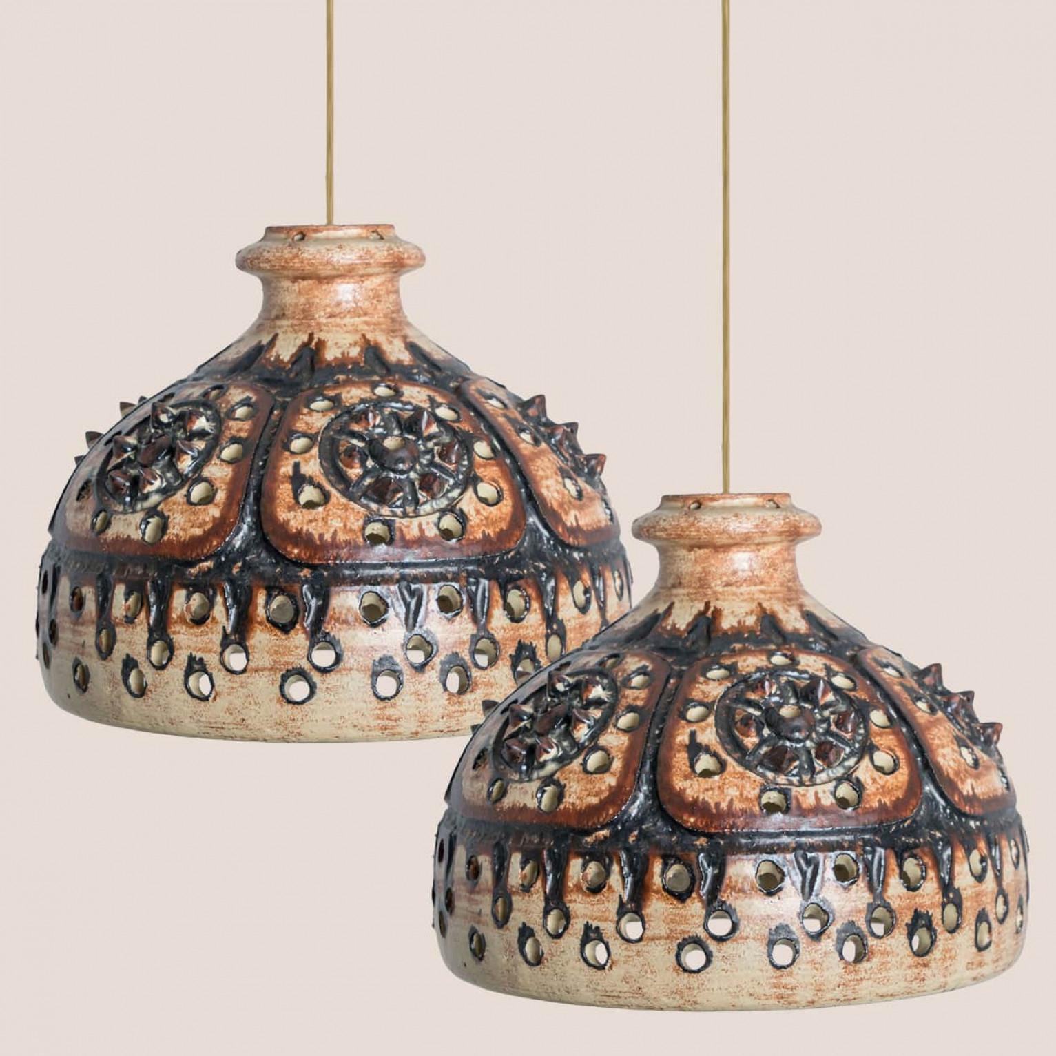 Suspension élégante en céramique fabriquée au Danemark. La lampe est fabriquée en céramique beige et marron et présente un motif de trous et de pointes, ce qui crée un bel éclairage.

Une pièce unique dans la pièce.

Nettoyé, bien câblé, en parfait