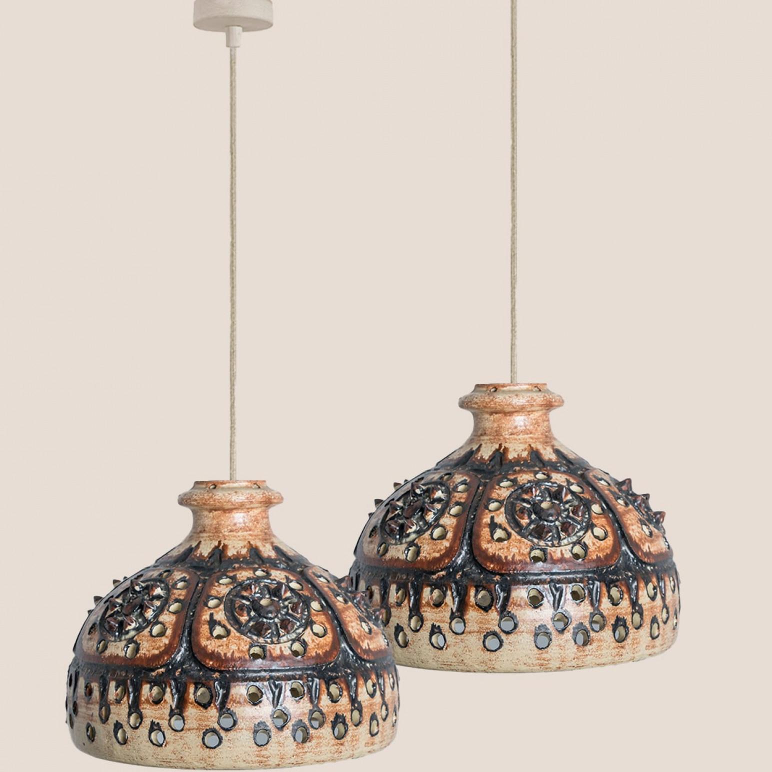 Danois 1 des 2 pendentifs à trous en céramique beige brun chocolat, Danemark 1960 en vente