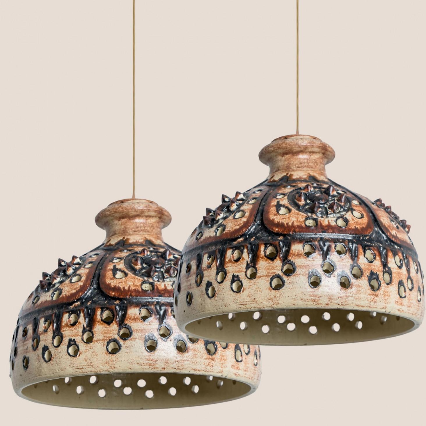 1 des 2 pendentifs à trous en céramique beige brun chocolat, Danemark 1960 Bon état - En vente à Rijssen, NL