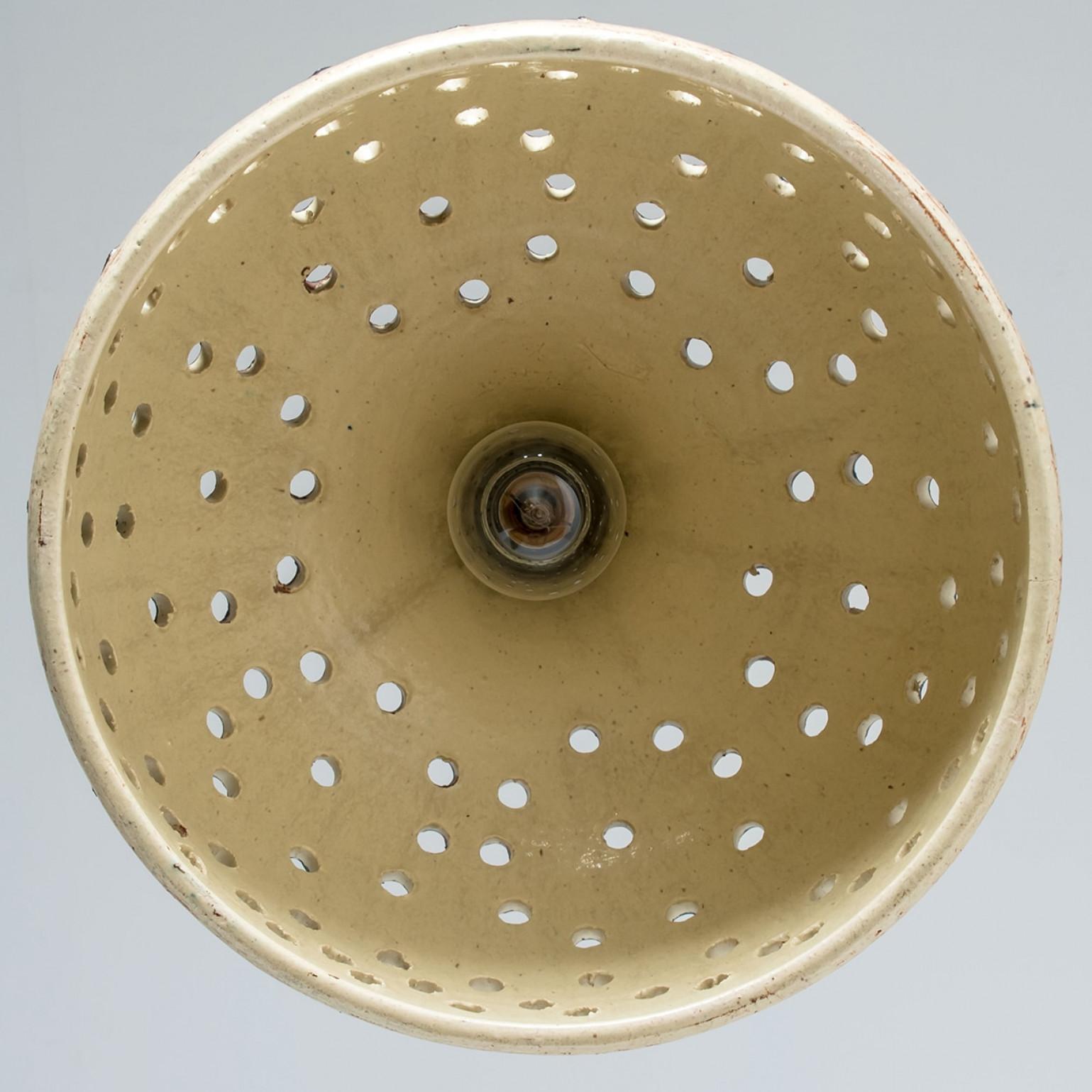 Milieu du XXe siècle 1 des 2 pendentifs à trous en céramique beige brun chocolat, Danemark 1960 en vente