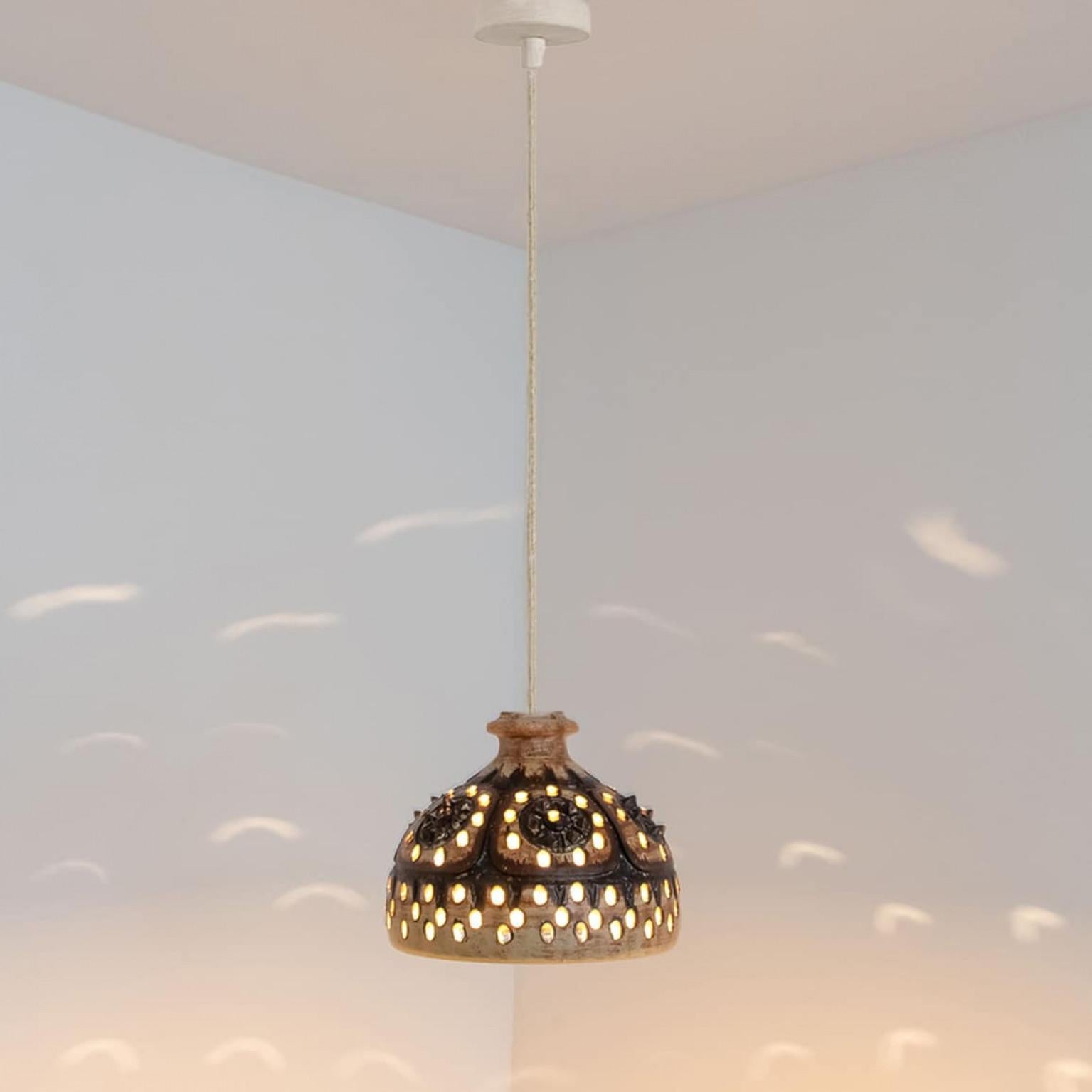 Céramique 1 des 2 pendentifs à trous en céramique beige brun chocolat, Danemark 1960 en vente