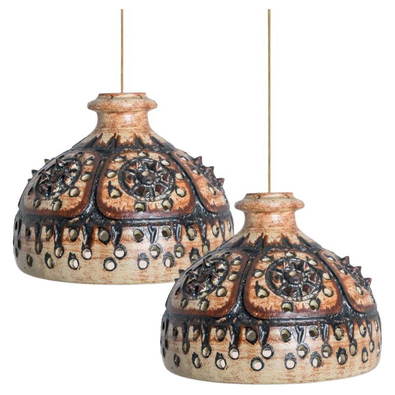 1 dei 2 fori del ciondolo in ceramica marrone cioccolato beige, Danimarca 1960