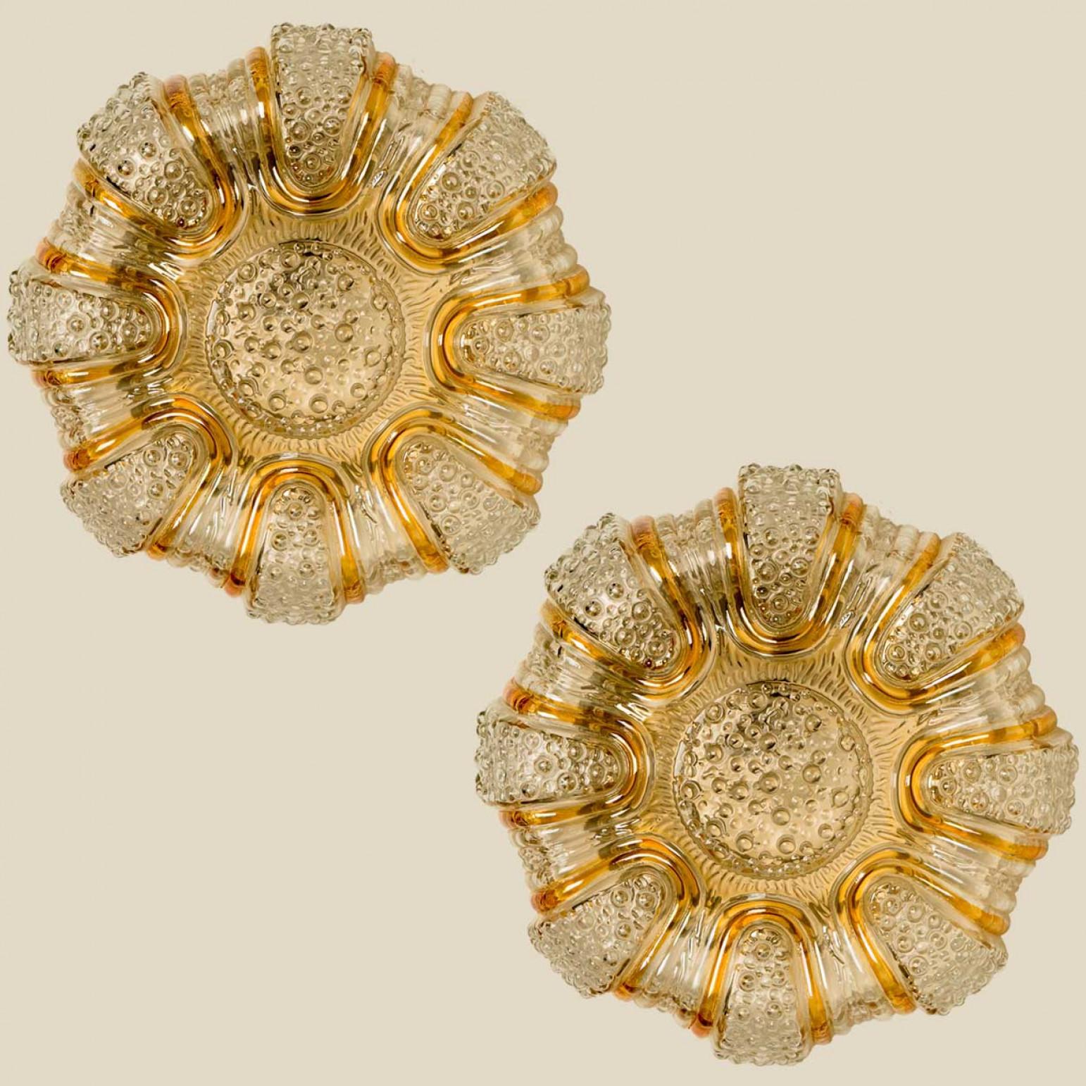 Preciosas monturas enrasadas de cristal transparente y ámbar al estilo de Helena Tynell, fabricadas en Alemania en la década de 1960.

El cristal burbujeante crea un ambiente precioso. El cristal ámbar crea bellos contornos en la lámpara. El cristal