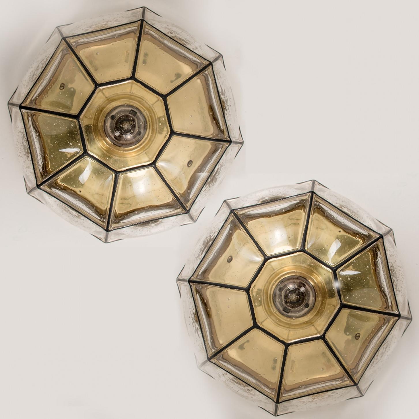 Este hermoso y exclusivo aplique o empotrable octogonal de cristal fue fabricado por Glashütte Limburg en Alemania durante los años 60 (finales de los 60 o principios de los 70). Buena artesanía. Elaborado cristal de burbuja transparente que