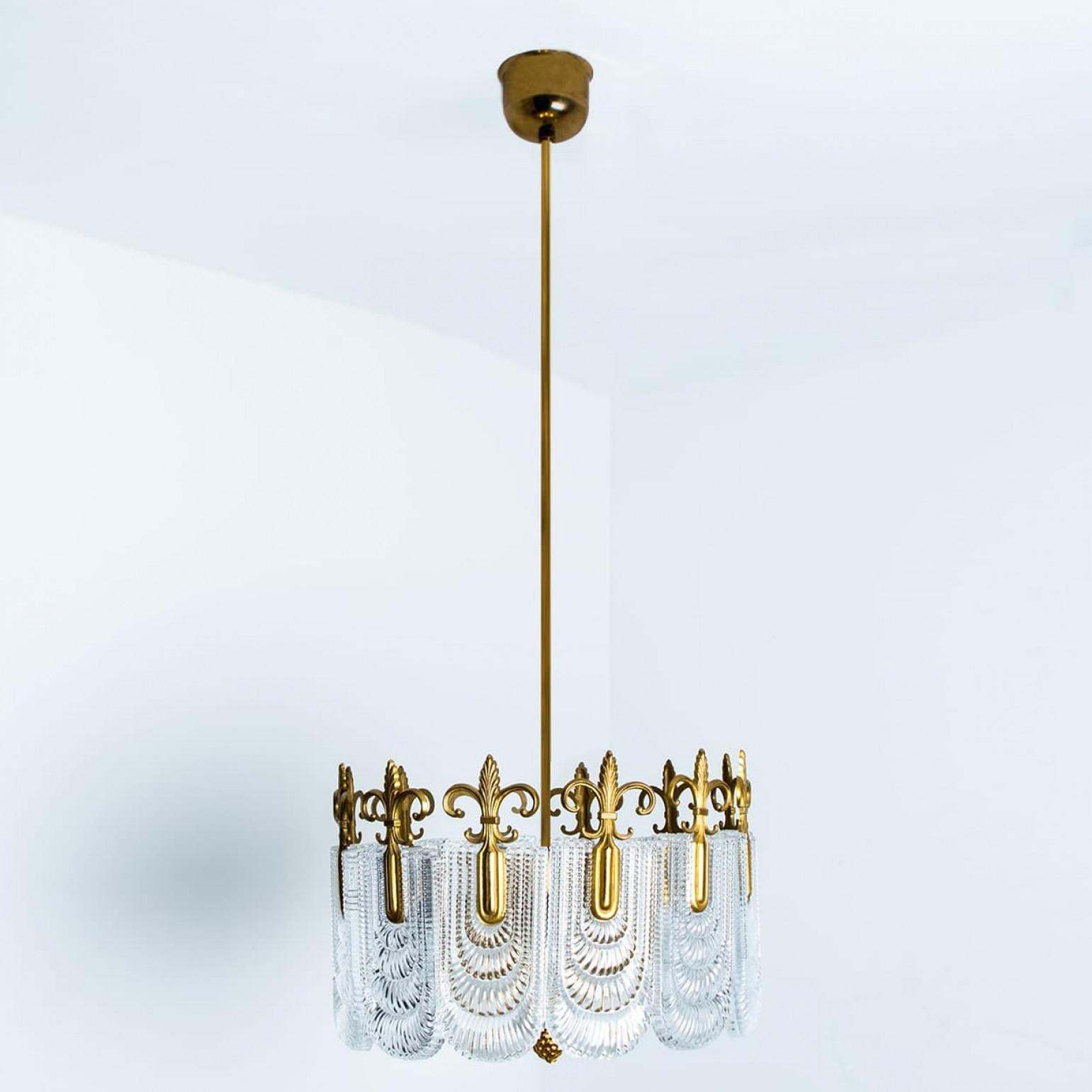 1 of the 2 Clear Glass French Lily Chandelier, Germany For Sale 4