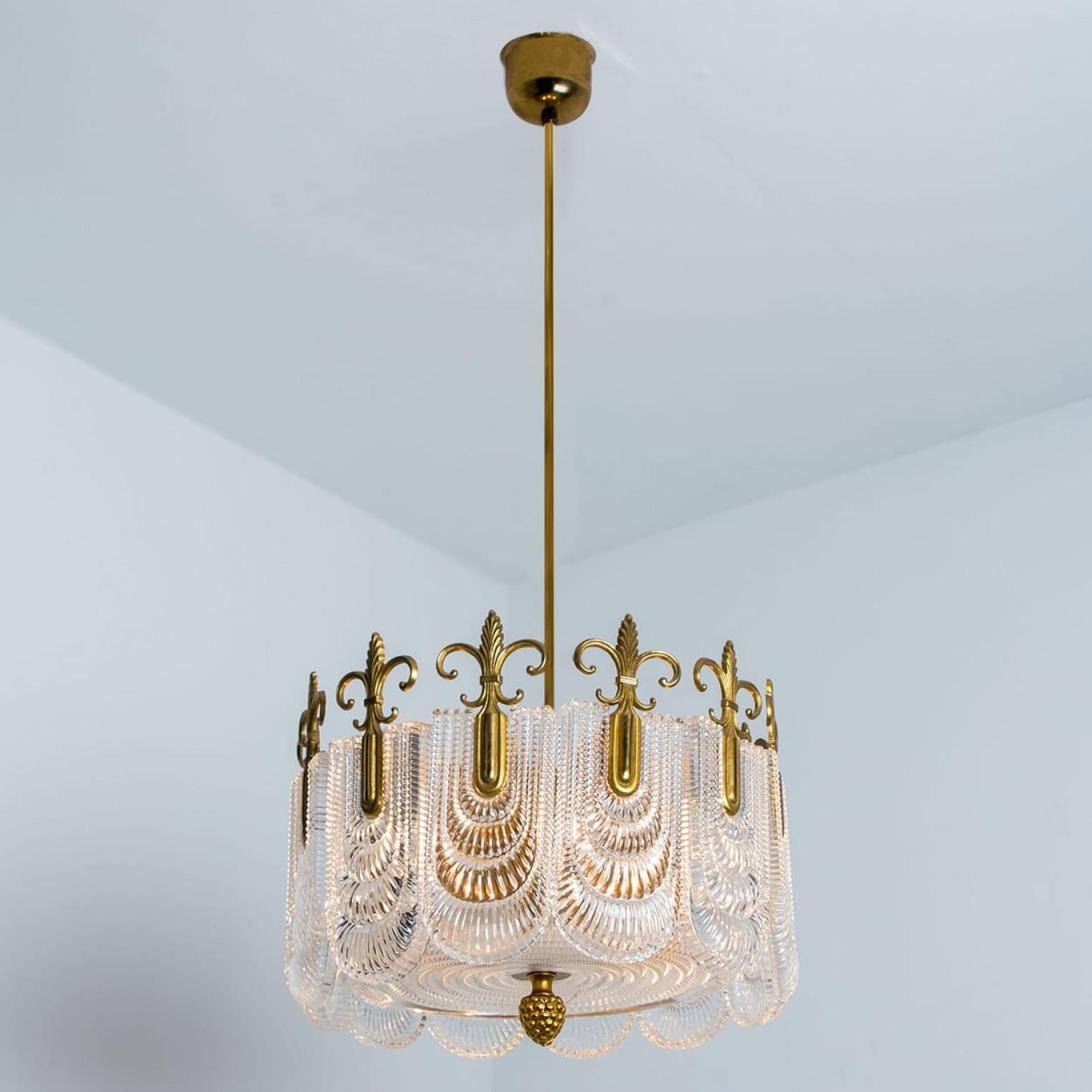 1 of the 2 Clear Glass French Lily Chandelier, Germany For Sale 7