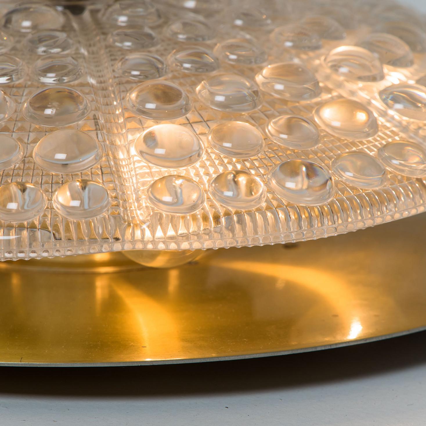 Merveilleuse monture affleurante fabriquée par Fagerlund, Suède. À partir de 1960 environ. Il s'agit d'une magnifique plaque de verre en cristal faite à la main sur une plaque en laiton poli.

La texture du verre donne l'illusion de cristaux de