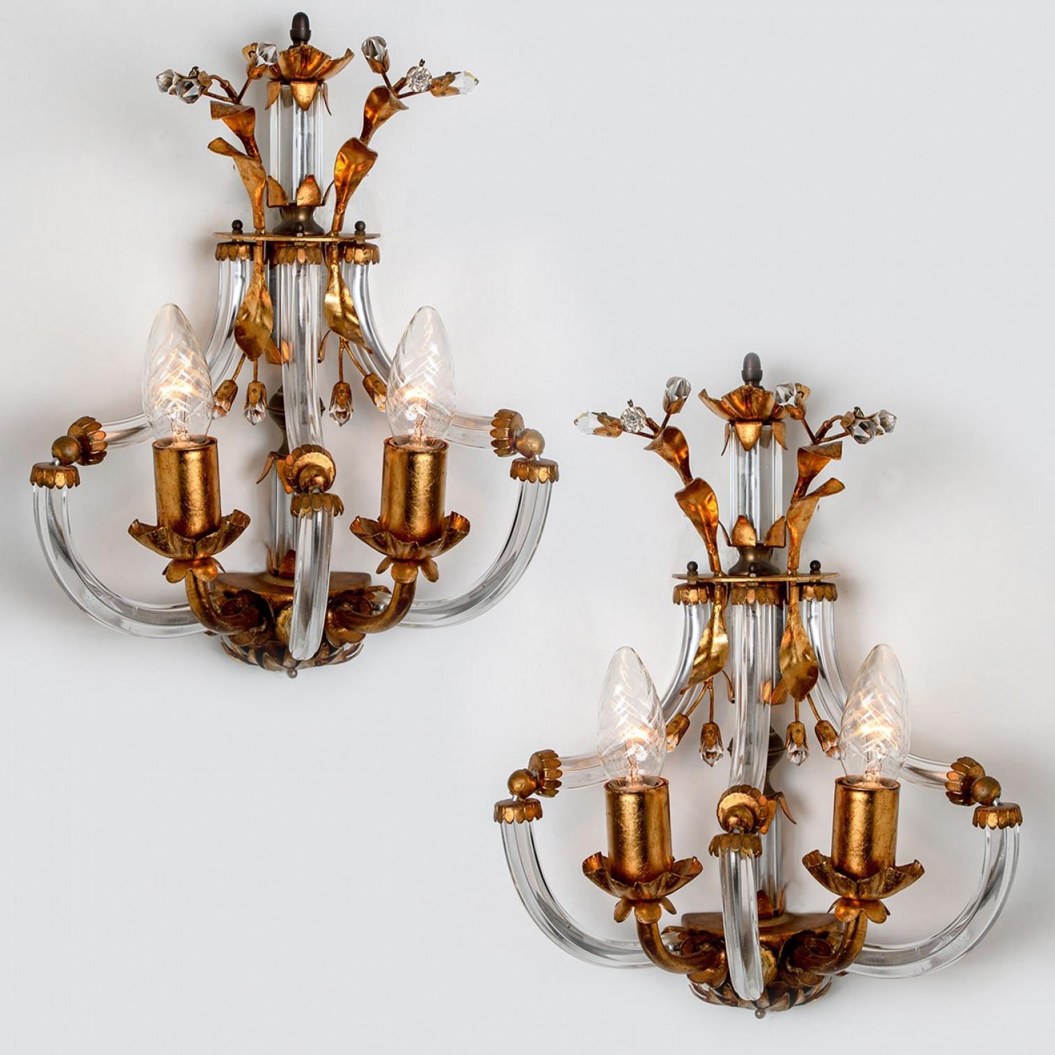 A stunning crystal wall-mounted sconce by Palwa, Germany. Manufactured around 1965-1975.

This luxurious wall light features beautifully cut crystals in the form of flowers and petals set on a gold-plated brass frame.

In very good vintage