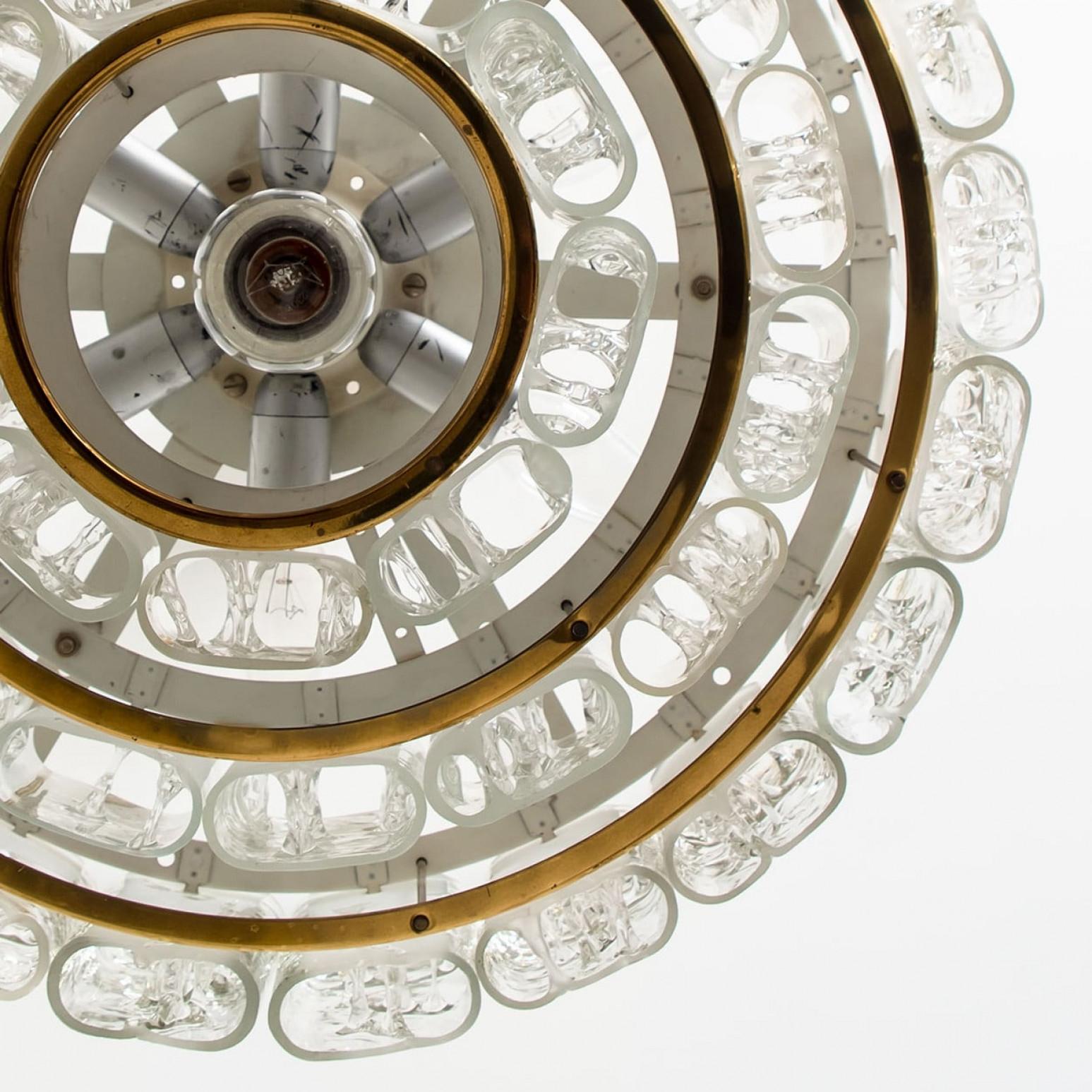 1 dei 2 lampadari cilindrici a 3 livelli in vetro ghiaccio di Doria,  1960s in vendita 2