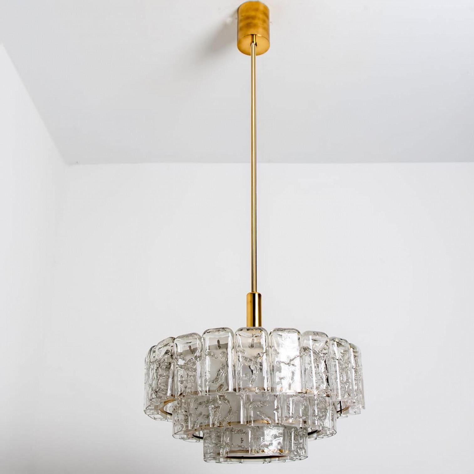 1 dei 2 lampadari cilindrici a 3 livelli in vetro ghiaccio di Doria,  1960s in vendita 3