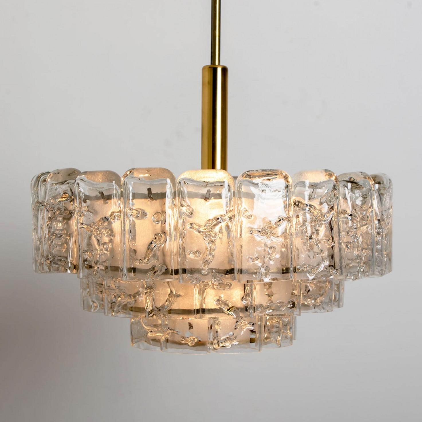 1 dei 2 lampadari cilindrici a 3 livelli in vetro ghiaccio di Doria,  1960s in vendita 4