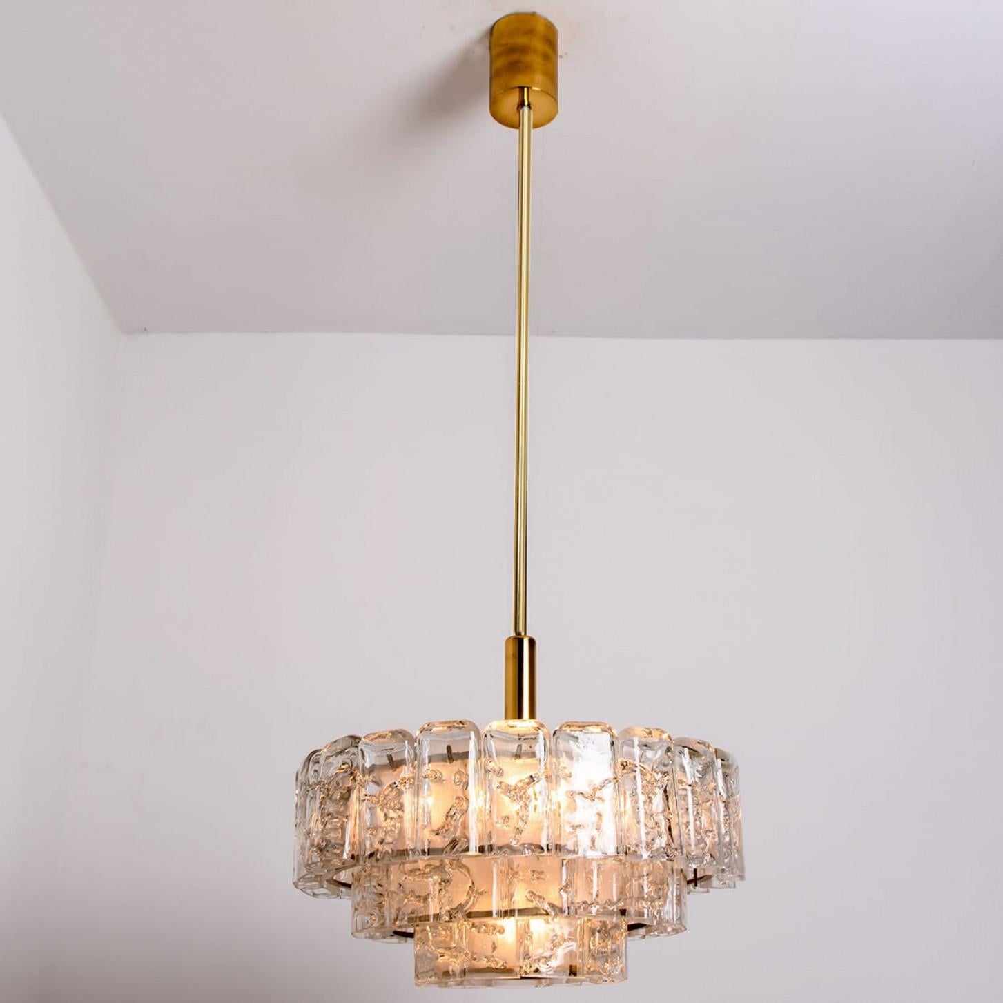 1 dei 2 lampadari cilindrici a 3 livelli in vetro ghiaccio di Doria,  1960s in vendita 5