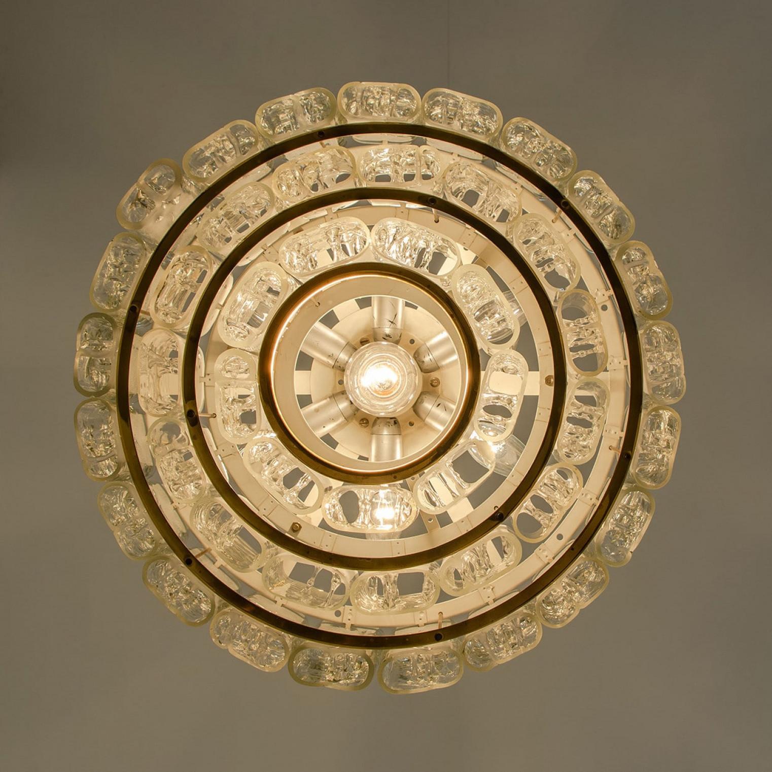 1 des 2 lustres cylindriques en verre de glace à 3 niveaux de Doria,  1960s en vente 5