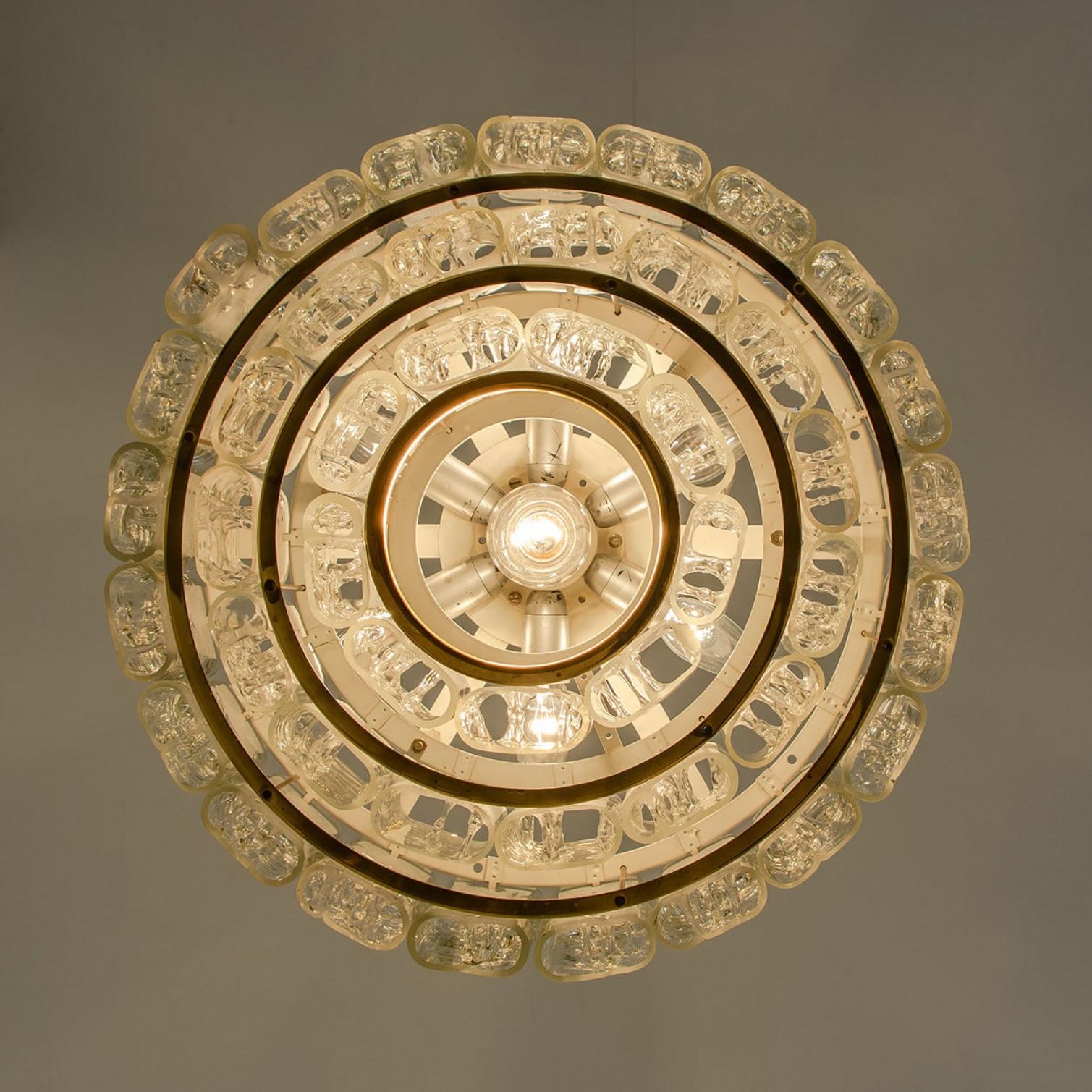 1 dei 2 lampadari cilindrici a 3 livelli in vetro ghiaccio di Doria,  1960s in vendita 7