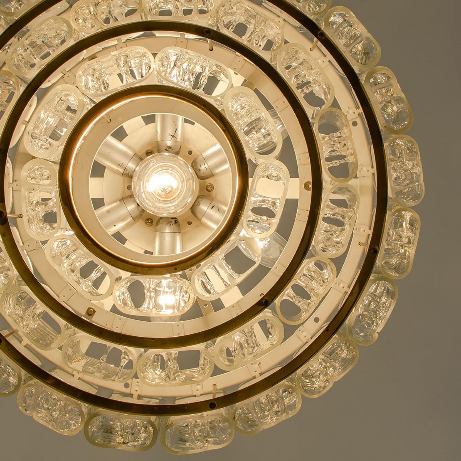 1 dei 2 lampadari cilindrici a 3 livelli in vetro ghiaccio di Doria,  1960s in vendita 8
