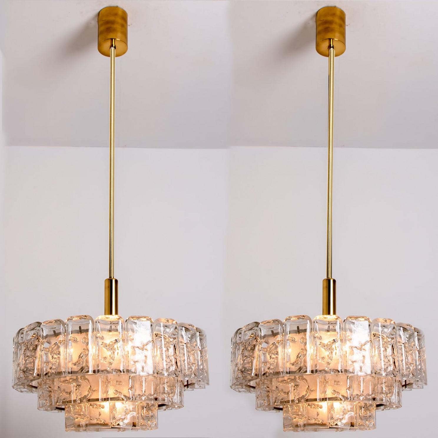 1 dei 2 lampadari cilindrici a 3 livelli in vetro ghiaccio di Doria,  1960s in vendita 9
