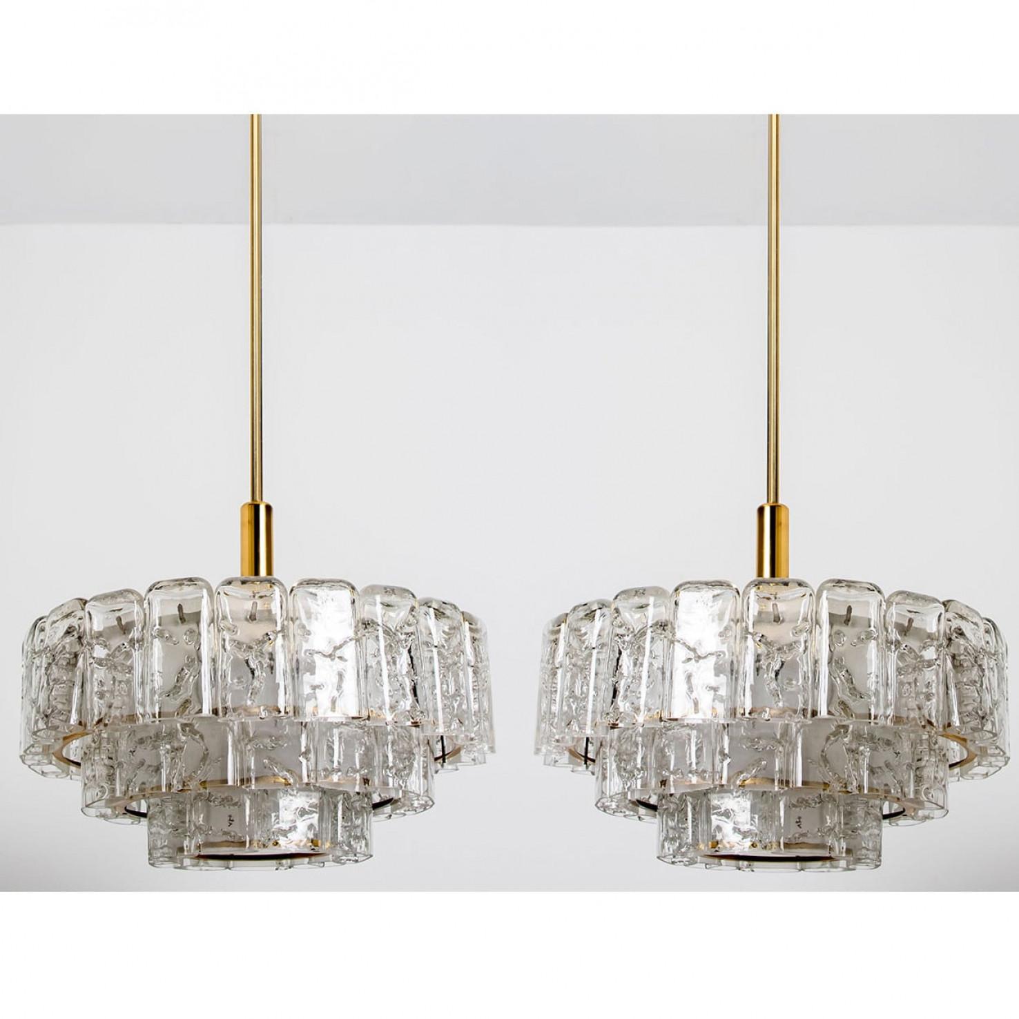 1 des 2 lustres cylindriques en verre de glace à 3 niveaux de Doria,  1960s en vente 9