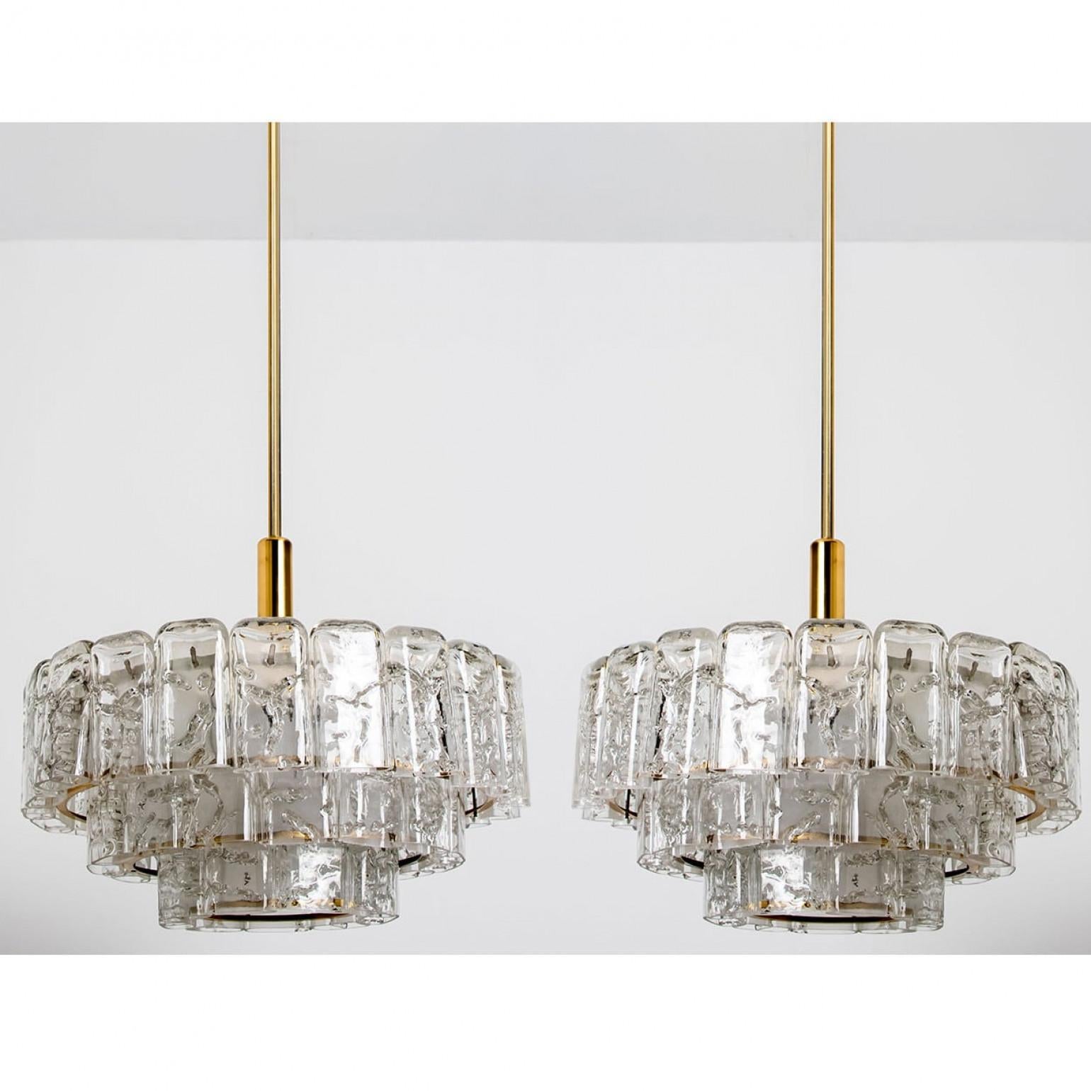 1 dei 2 lampadari cilindrici a 3 livelli in vetro ghiaccio di Doria,  1960s in vendita 10