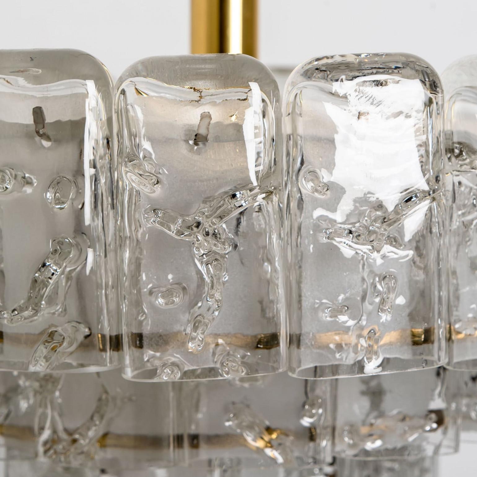 Mid-Century Modern 1 des 2 lustres cylindriques en verre de glace à 3 niveaux de Doria,  1960s en vente