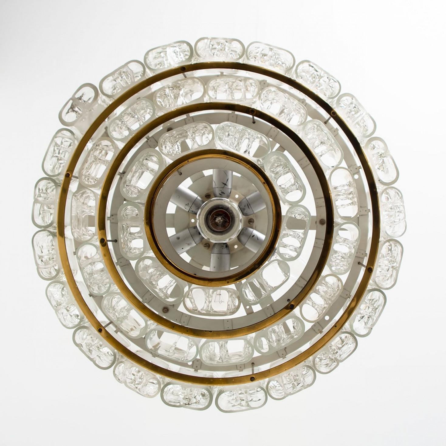 1 dei 2 lampadari cilindrici a 3 livelli in vetro ghiaccio di Doria,  1960s in vendita 1